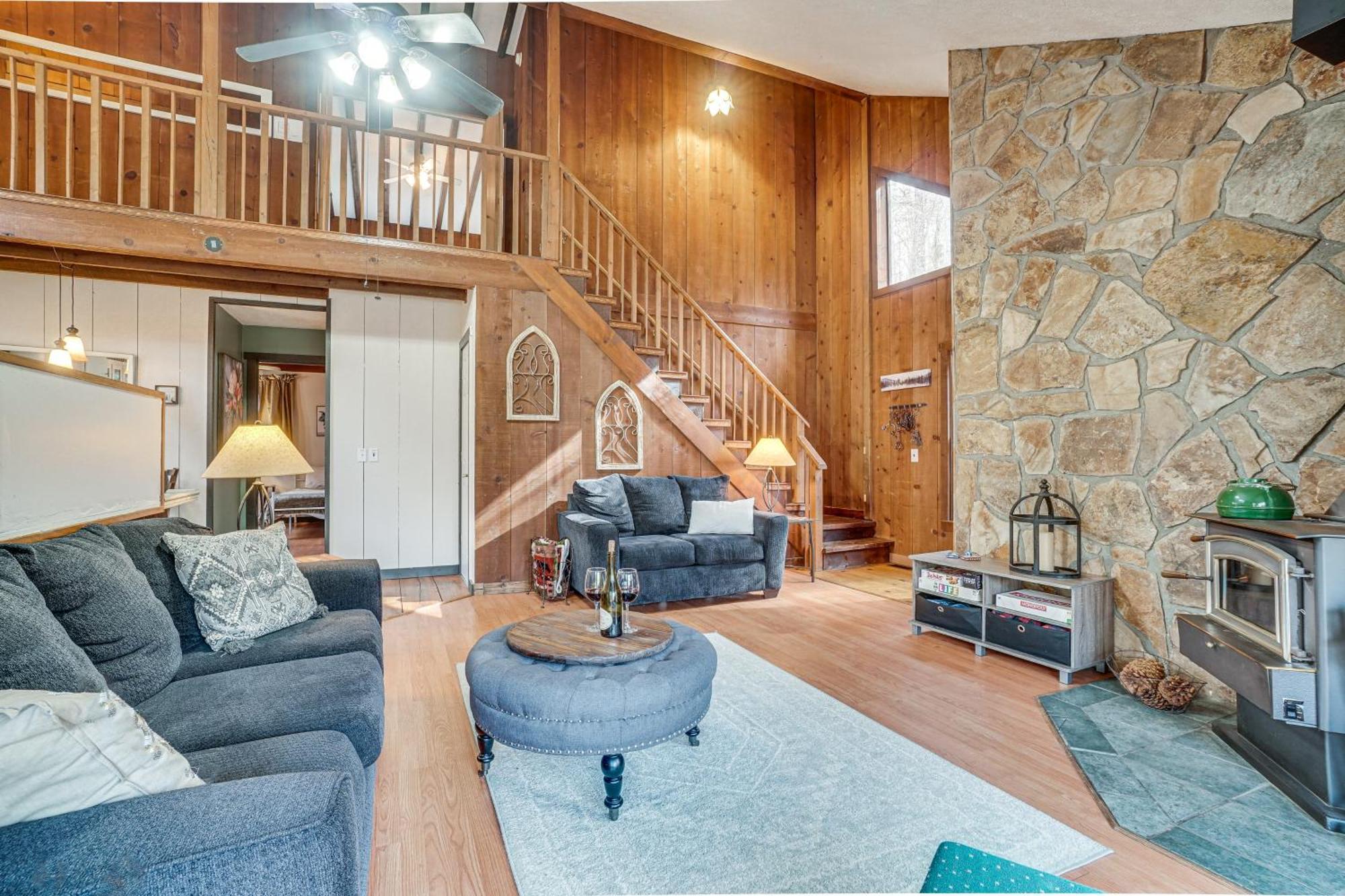 Charming Cabin With Fire Pit And Decks About 7 Mi To Helen Sautee Nacoochee Kültér fotó