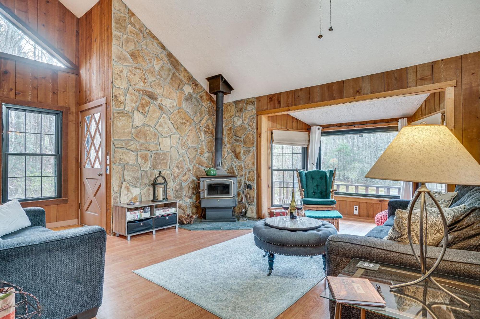 Charming Cabin With Fire Pit And Decks About 7 Mi To Helen Sautee Nacoochee Kültér fotó