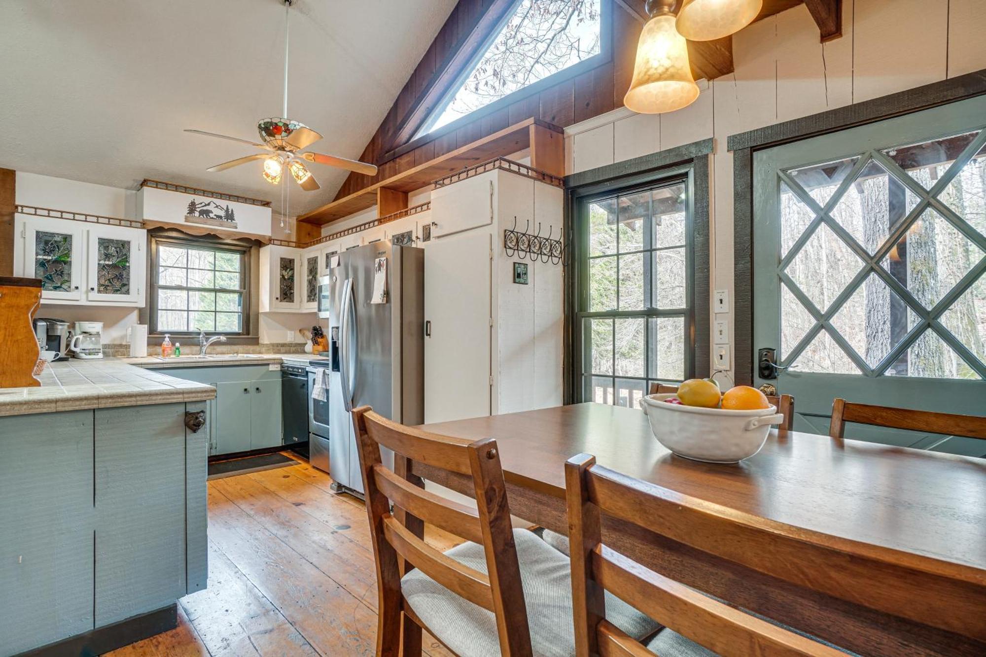 Charming Cabin With Fire Pit And Decks About 7 Mi To Helen Sautee Nacoochee Kültér fotó