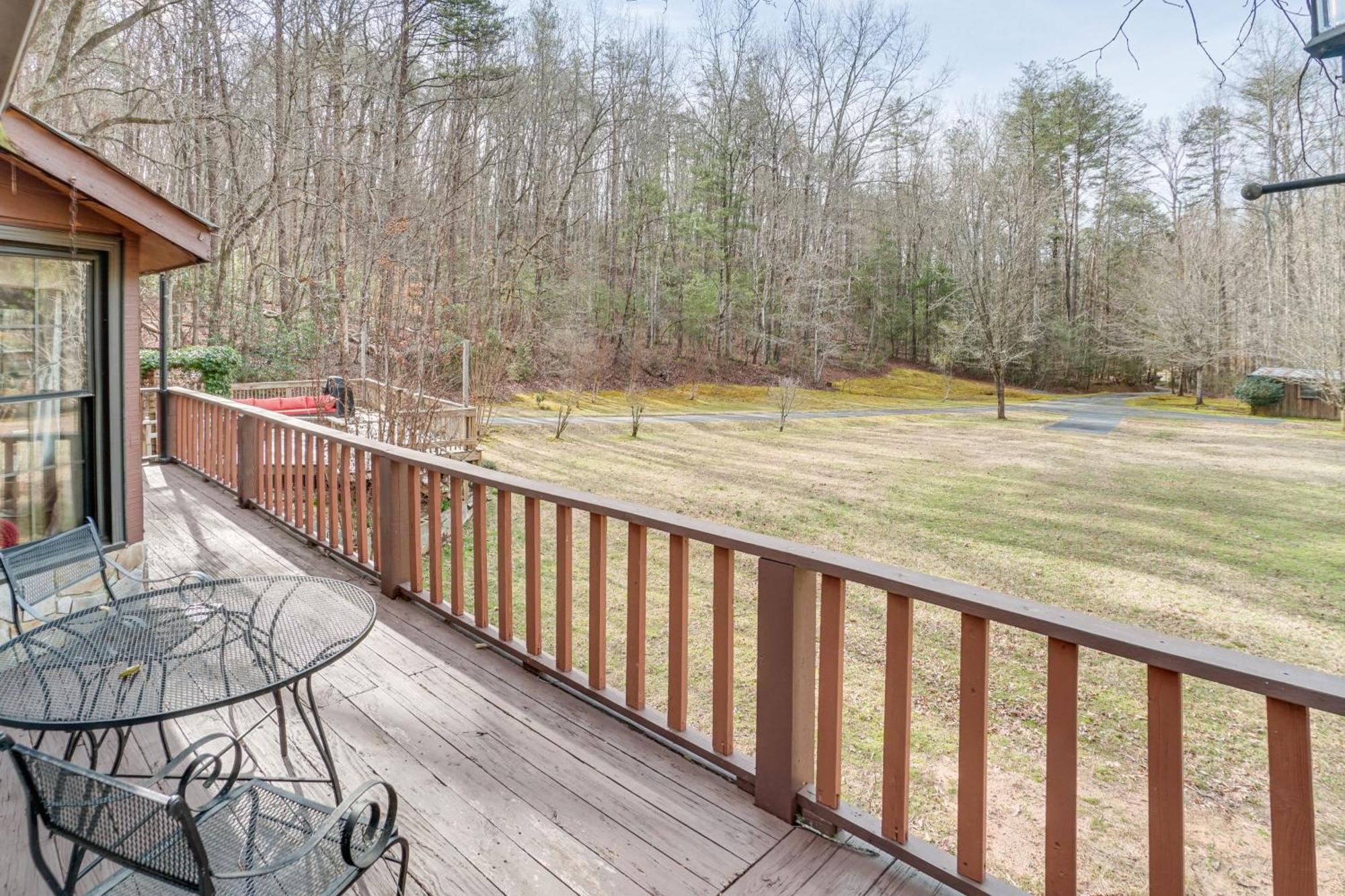 Charming Cabin With Fire Pit And Decks About 7 Mi To Helen Sautee Nacoochee Kültér fotó