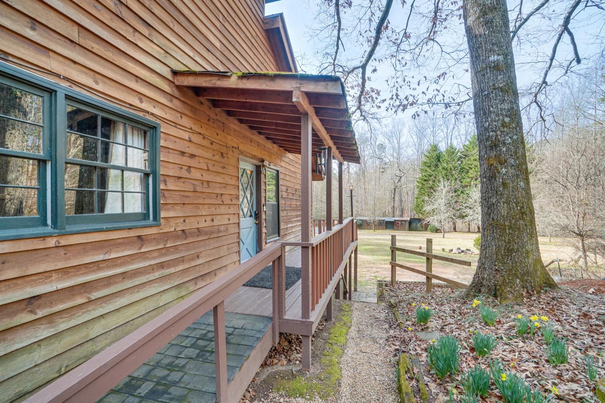 Charming Cabin With Fire Pit And Decks About 7 Mi To Helen Sautee Nacoochee Kültér fotó