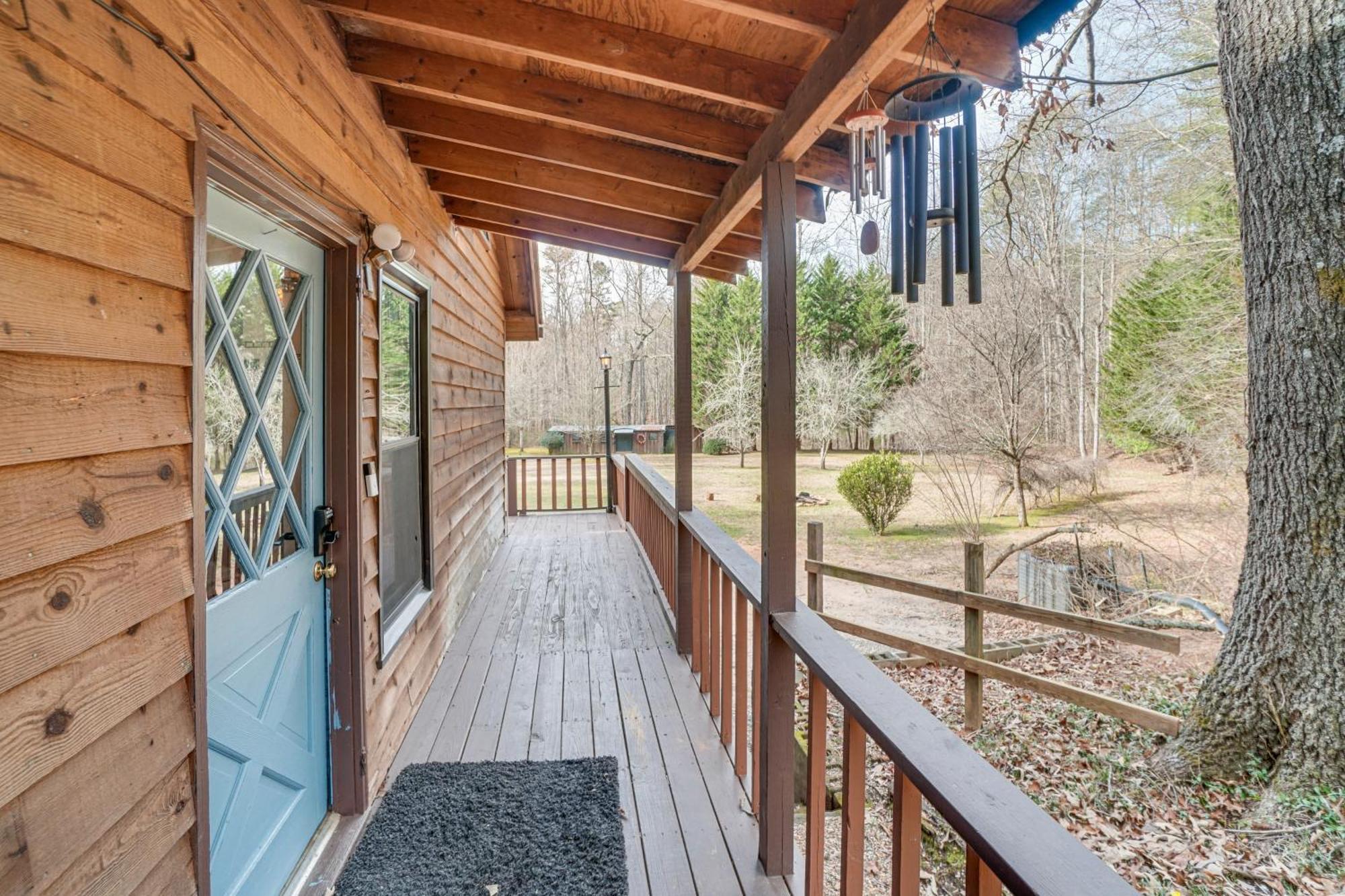Charming Cabin With Fire Pit And Decks About 7 Mi To Helen Sautee Nacoochee Kültér fotó