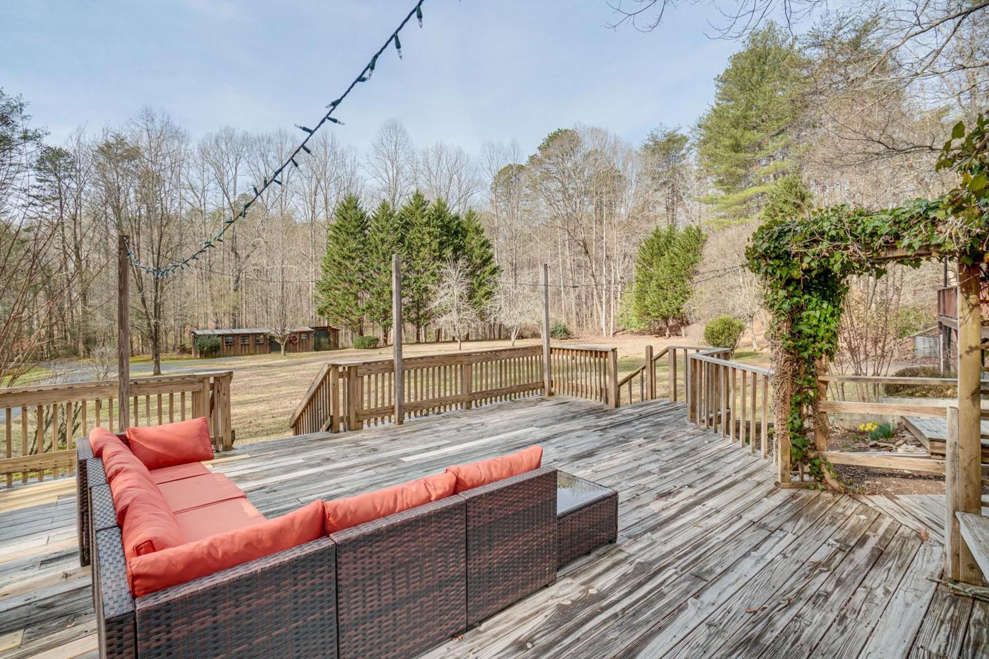 Charming Cabin With Fire Pit And Decks About 7 Mi To Helen Sautee Nacoochee Kültér fotó